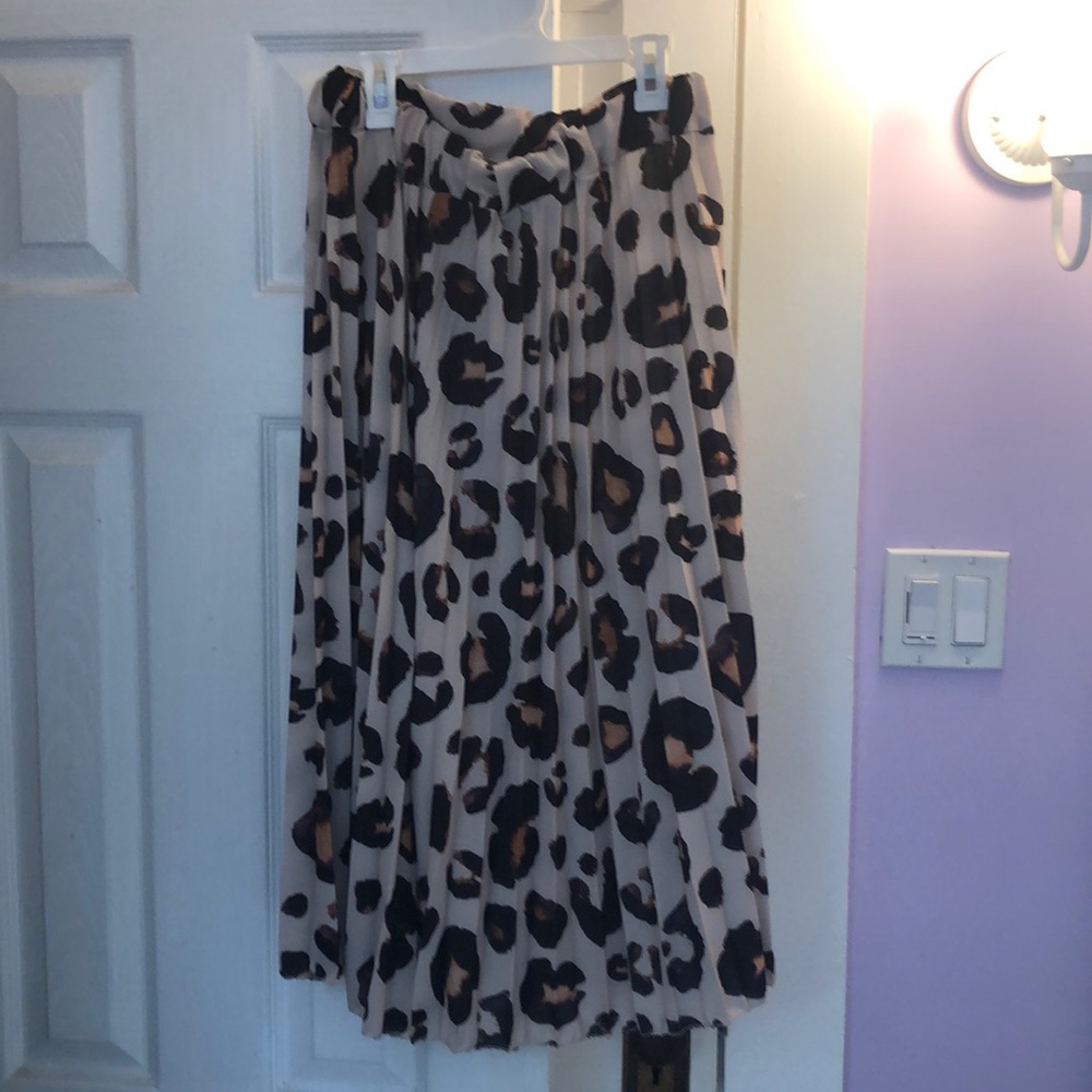 Pleated leopard midi skirt